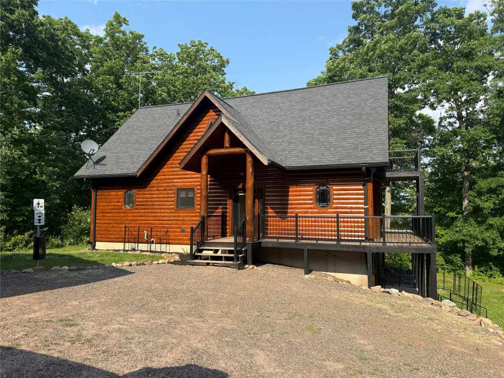 Side view of the log cabin and wraparound deck