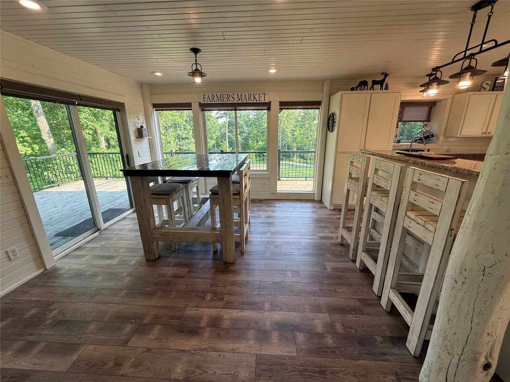 Dining area and breakfast bar